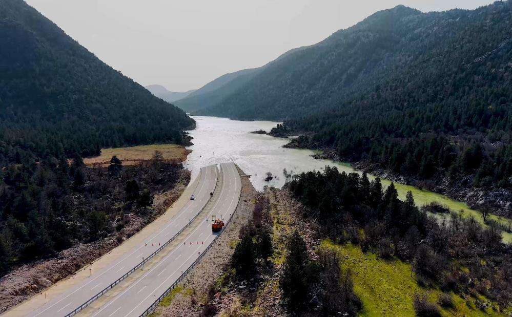 Konya – Antalya yolunda su seviyesi 3 metreye çıktı 6